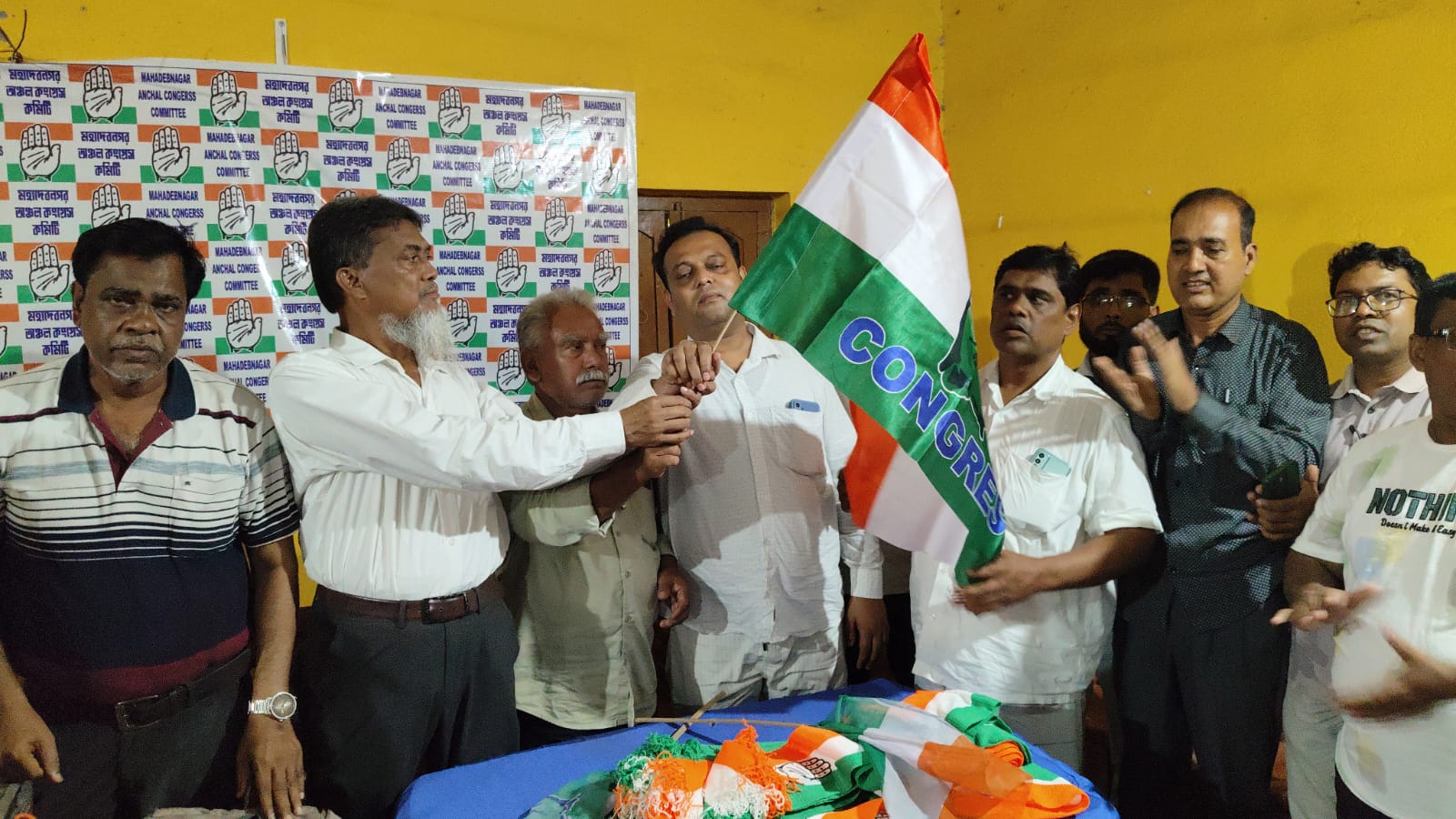 মহাদেবনগরে কংগ্রেসের পার্টি অফিস উদ্বোধন ও তৃণমূল নেতা সেলিম আলমের কংগ্রেসে যোগদান