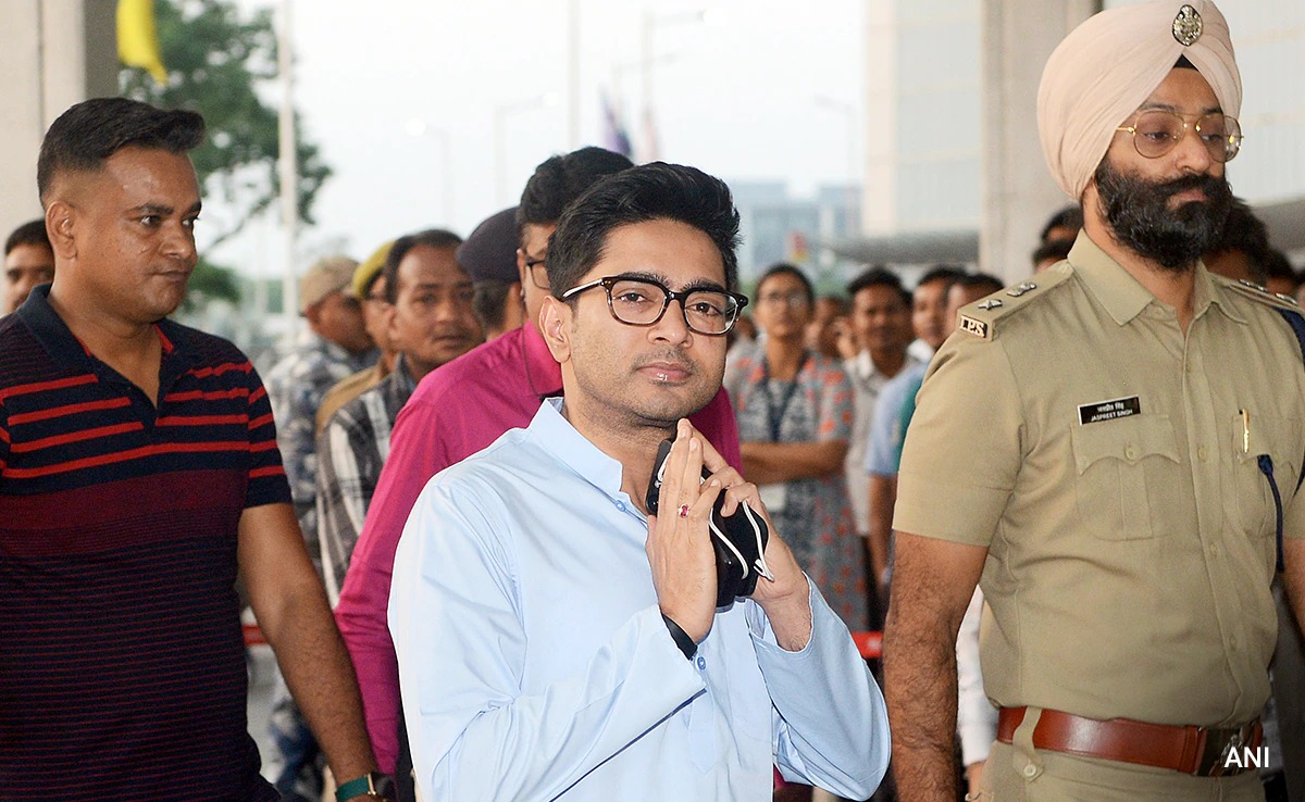 সই জালিয়াতি মামলার চাপে রাজধানীতে অভিষেক