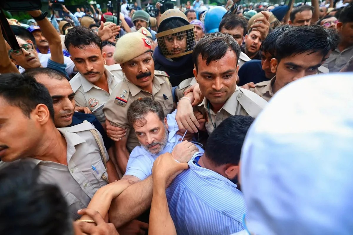 প্রধানমন্ত্রীর বাসভবনের সামনে ধর্নায় রাহুল গান্ধী, প্রিয়াঙ্কা গান্ধী ও অখিলেশ যাদব