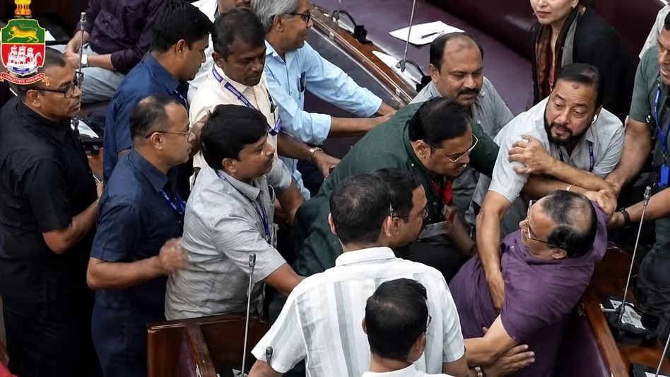 বিধানসভায় কুণাল ঘোষকে মার্শাল ডেকে বাইরে নিয়ে যাওয়ার দৃশ্য