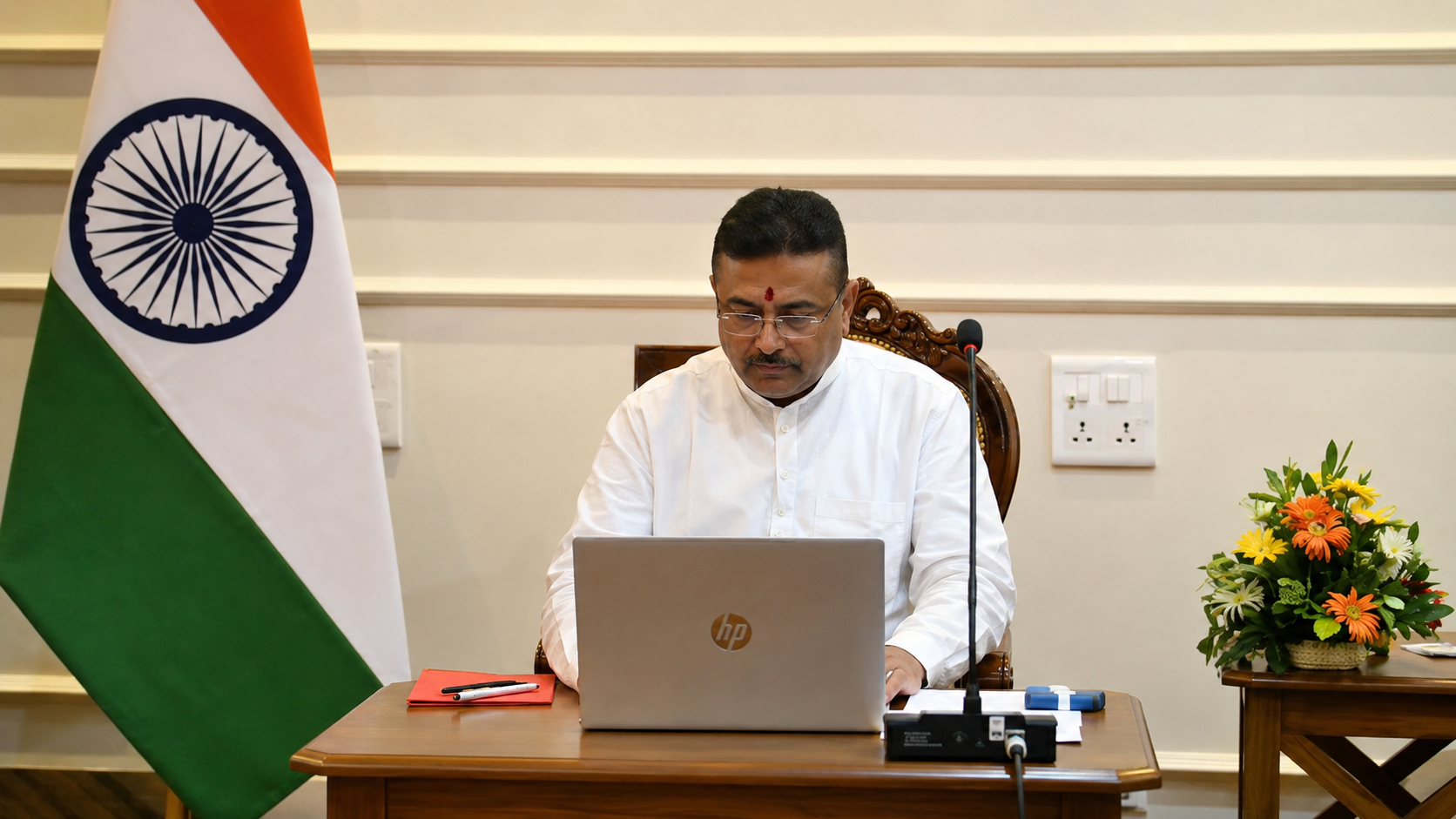 পশ্চিমবঙ্গের মুখ্যমন্ত্রী শুভেন্দু অধিকারী জনগণনার ‘সেল্ফ এনিউমারেশন’ প্রক্রিয়ার উদ্বোধনের সময় ল্যাপটপে অনলাইনে তথ্য নথিভুক্ত করছেন।